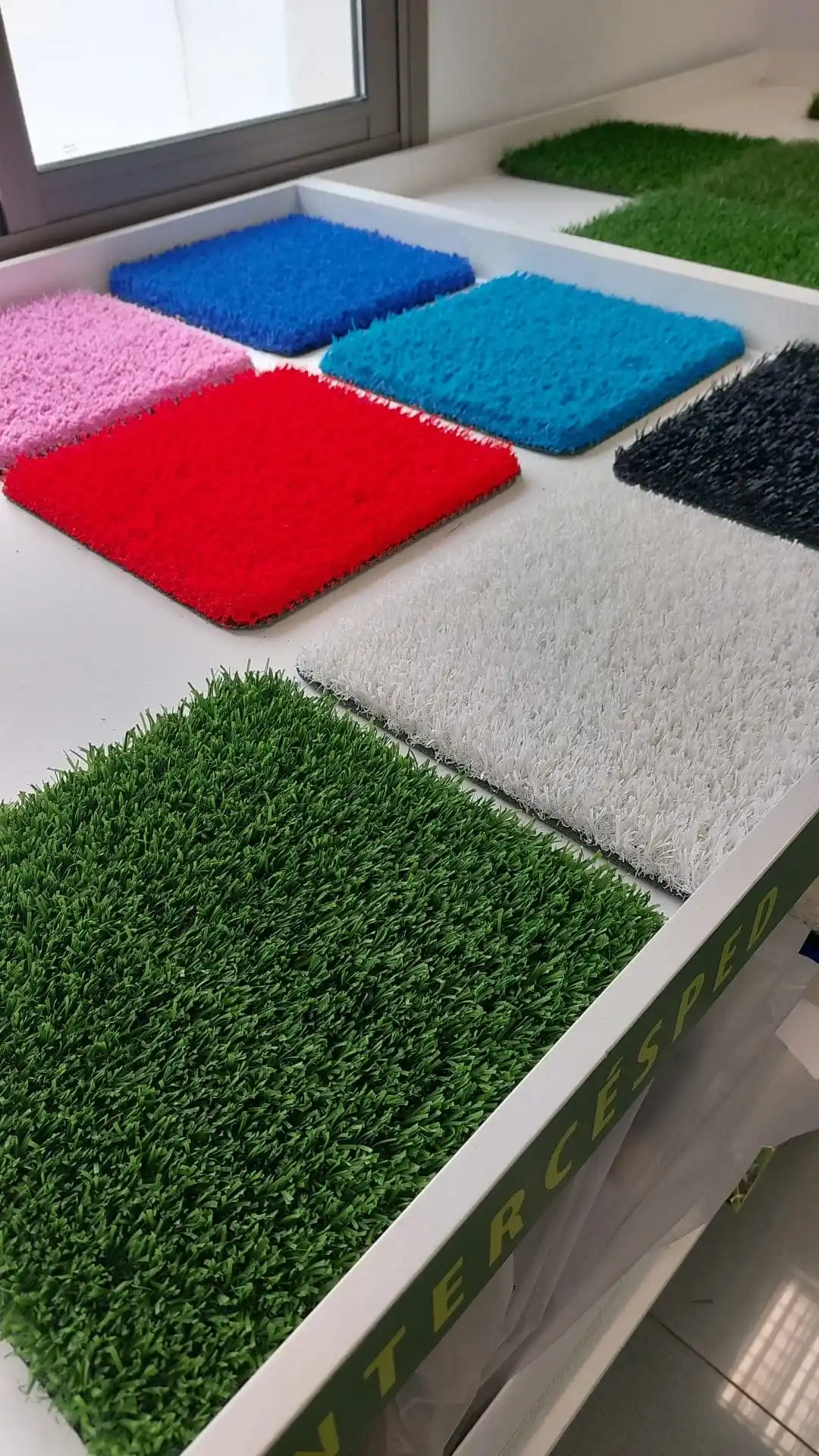Muestras de césped artificial en varios colores