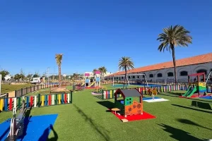 parque-infantil-1 Parque infantil con césped artificial de colores
